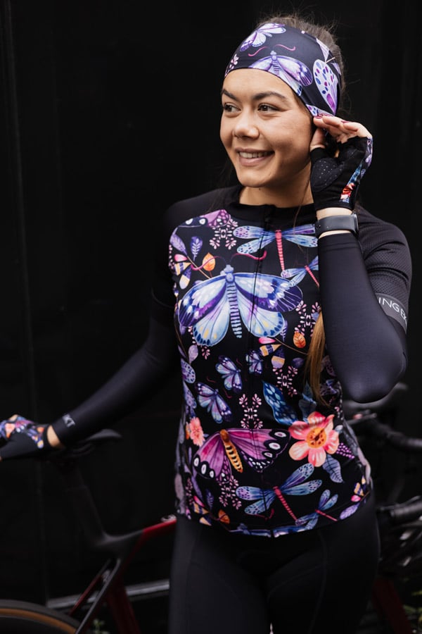 zwart paarse wieleroutfit met vlinders en bloemen voor dames